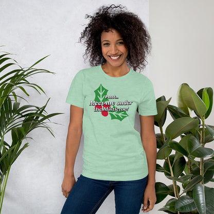 Meet me under the mistletoe - Premium Unisex t-shirt